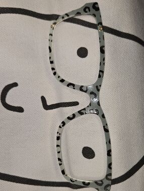 Leopard Print Magnetic Eyeglass Top- Light Gray/Green & Black